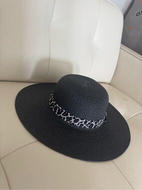 Express Black Wide-Brim Hat with Monochrome Patterned Band